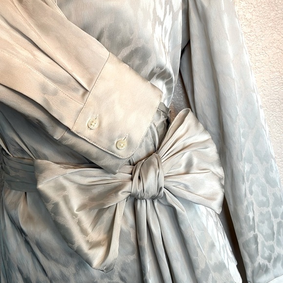 ANN TAYLOR leopard silver/white satin top, wrap front, collar, wide sash 10 - Picture 9 of 17